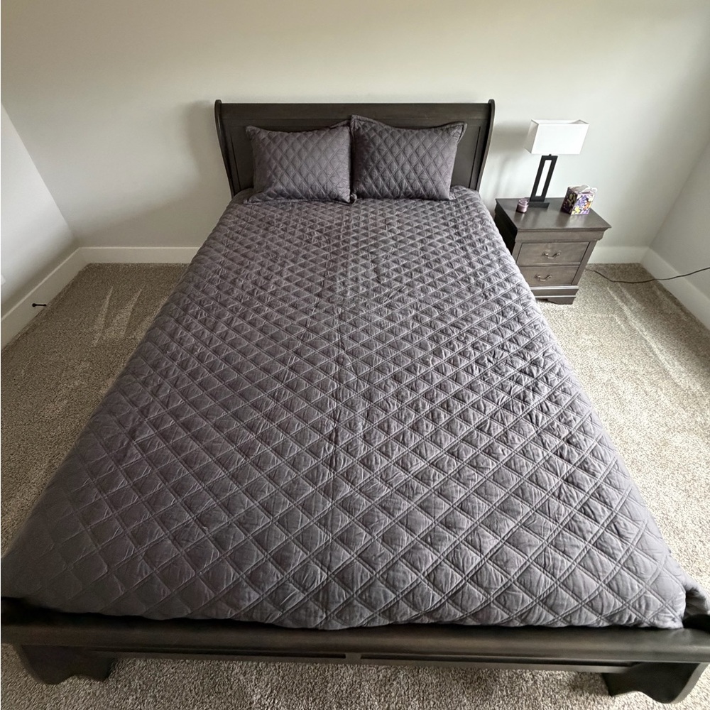 Royal Velvet Queen Size Quilted Comforter + 2 Pillowcases